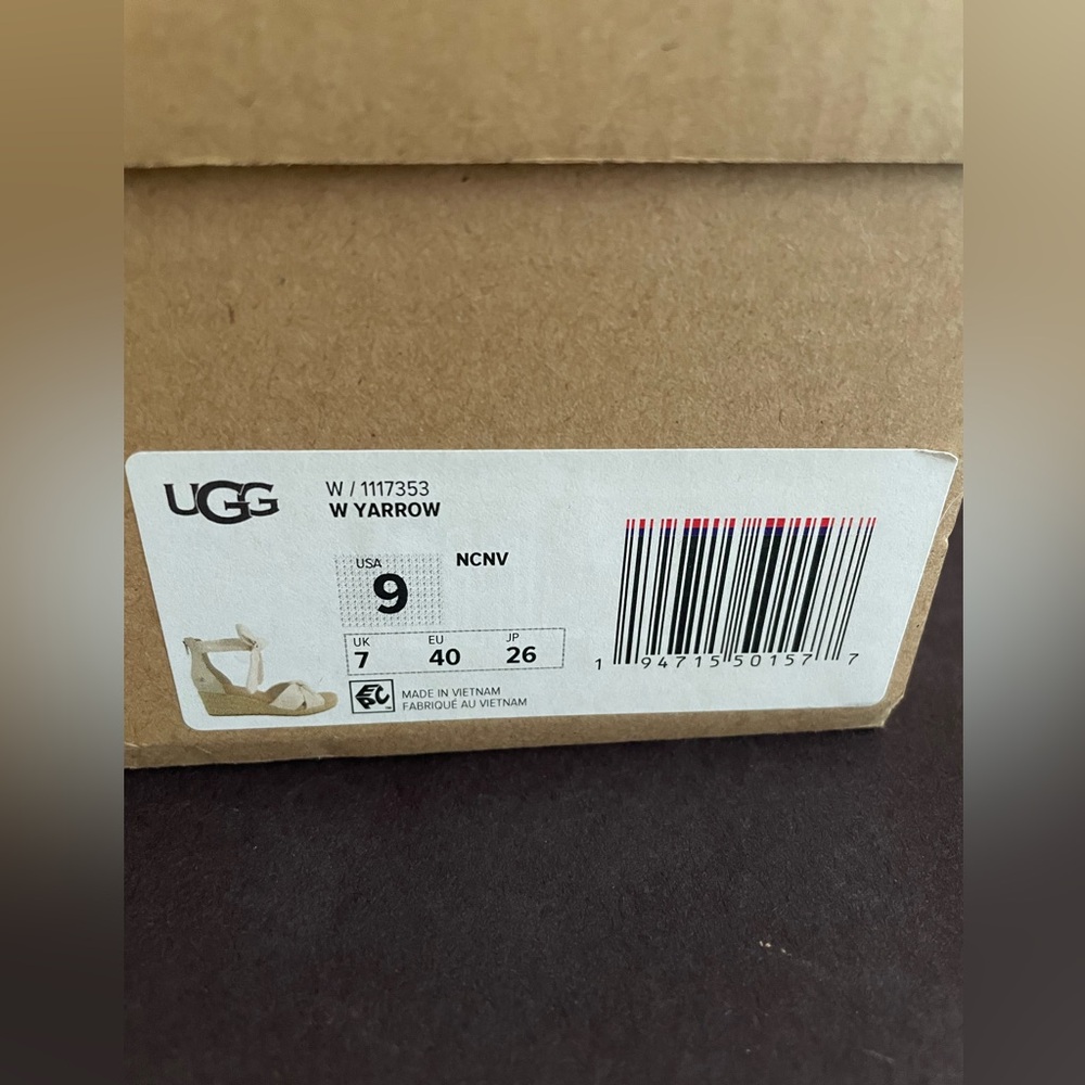 UGG Women's Yarrow Sandals size 9 Bnib - Picture 2 of 12